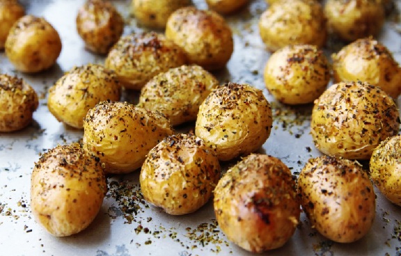 Как приготовить молодой картофель в кожуре в духовке целиком рецепт с фото пошагово