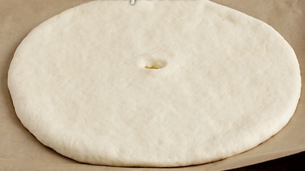 фото заготовки осетинского пирога с картошкой