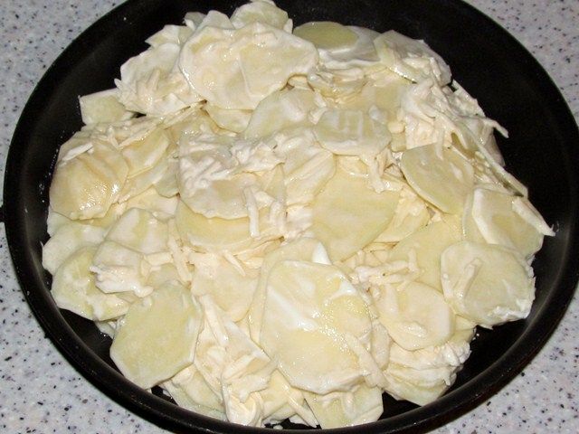 фото картошки со сметаной перед запеканием