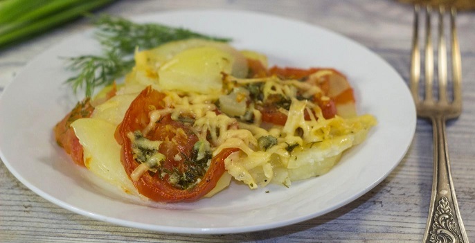 фото запеченой картошки с помидорами и сыром