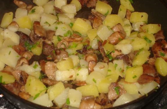 фото жареных сыроежек с картошкой на сковородке
