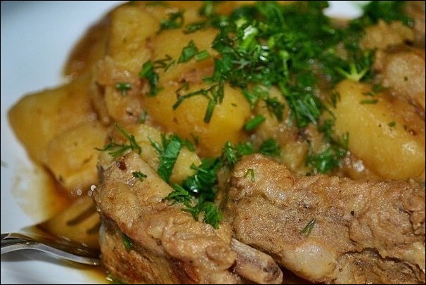 фото готовой тушеной картошки со свиными ребрышками