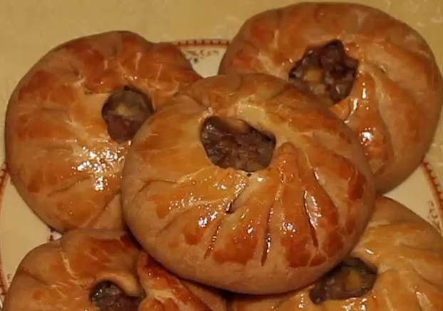 фото готовых круглых татарских пирожков с мясом и картошкой