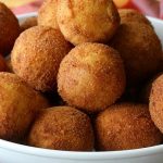 Картофельные шарики из пюре — 3 рецепта во фритюре и духовке