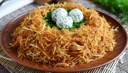 фото салата Гнездо глухаря с картошкой пай