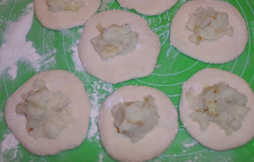 фото приготовления печеных картофельных пирожков