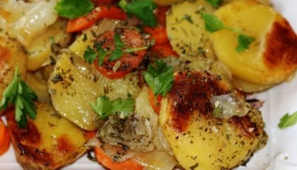 фото картофеля с морковью и луком, запеченного в духовке