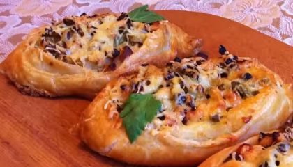 Лодочки из слоеного теста с картошкой, мясом и солеными огурцами фото