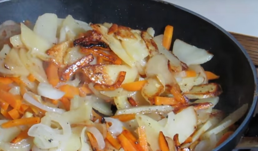 фото жареной картошки с морковью и луком