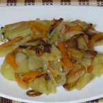 фото жареного картофеля с морковью и луком