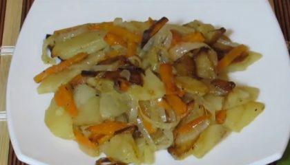 фото жареного картофеля с морковью и луком