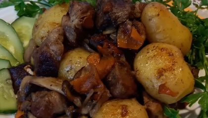 молодой картофель с грибами и мясом